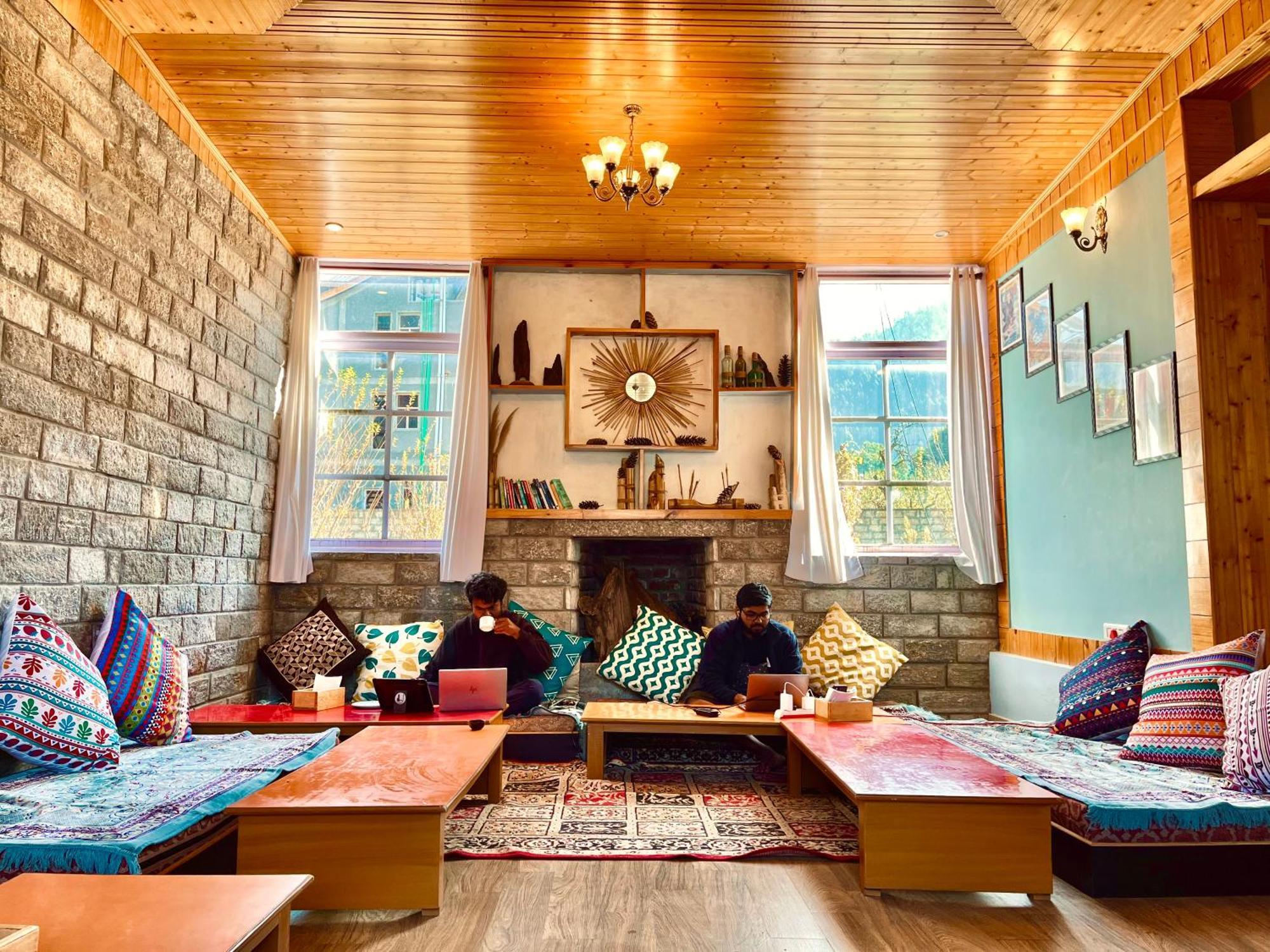 Fluestern Hostel And Cafe Nagar  Zewnętrze zdjęcie