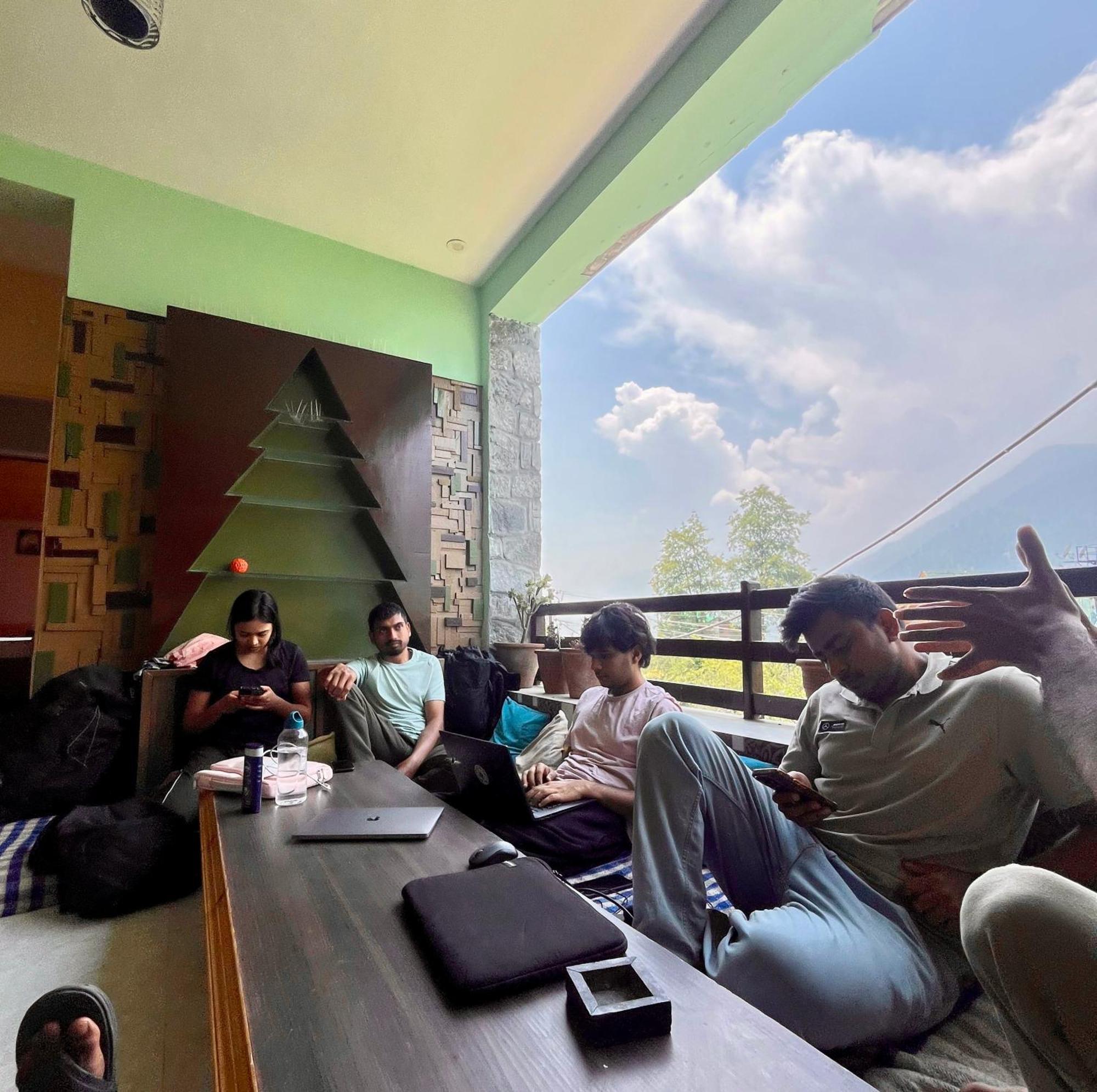 Fluestern Hostel And Cafe Nagar  Zewnętrze zdjęcie