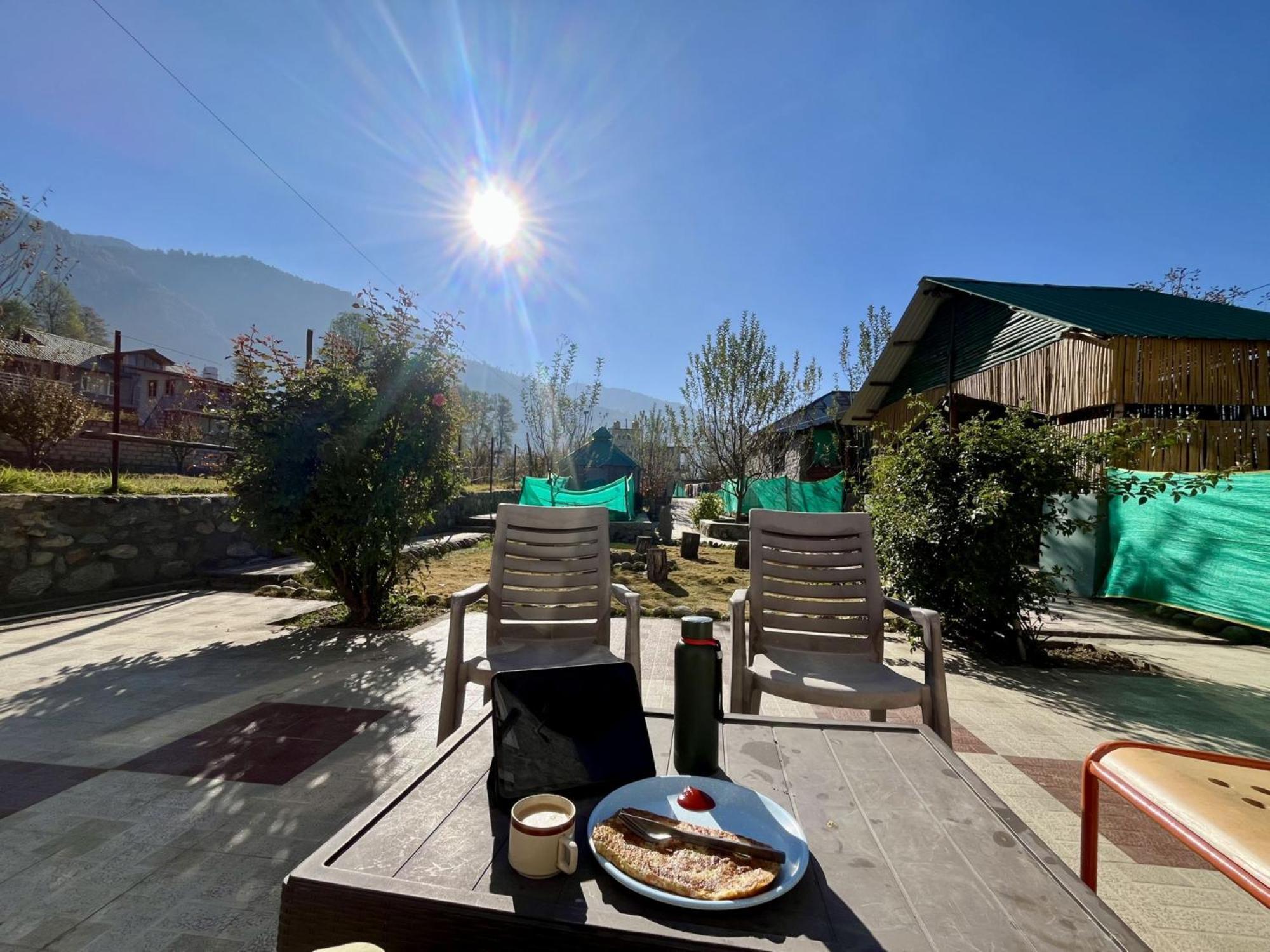 Fluestern Hostel And Cafe Nagar  Zewnętrze zdjęcie